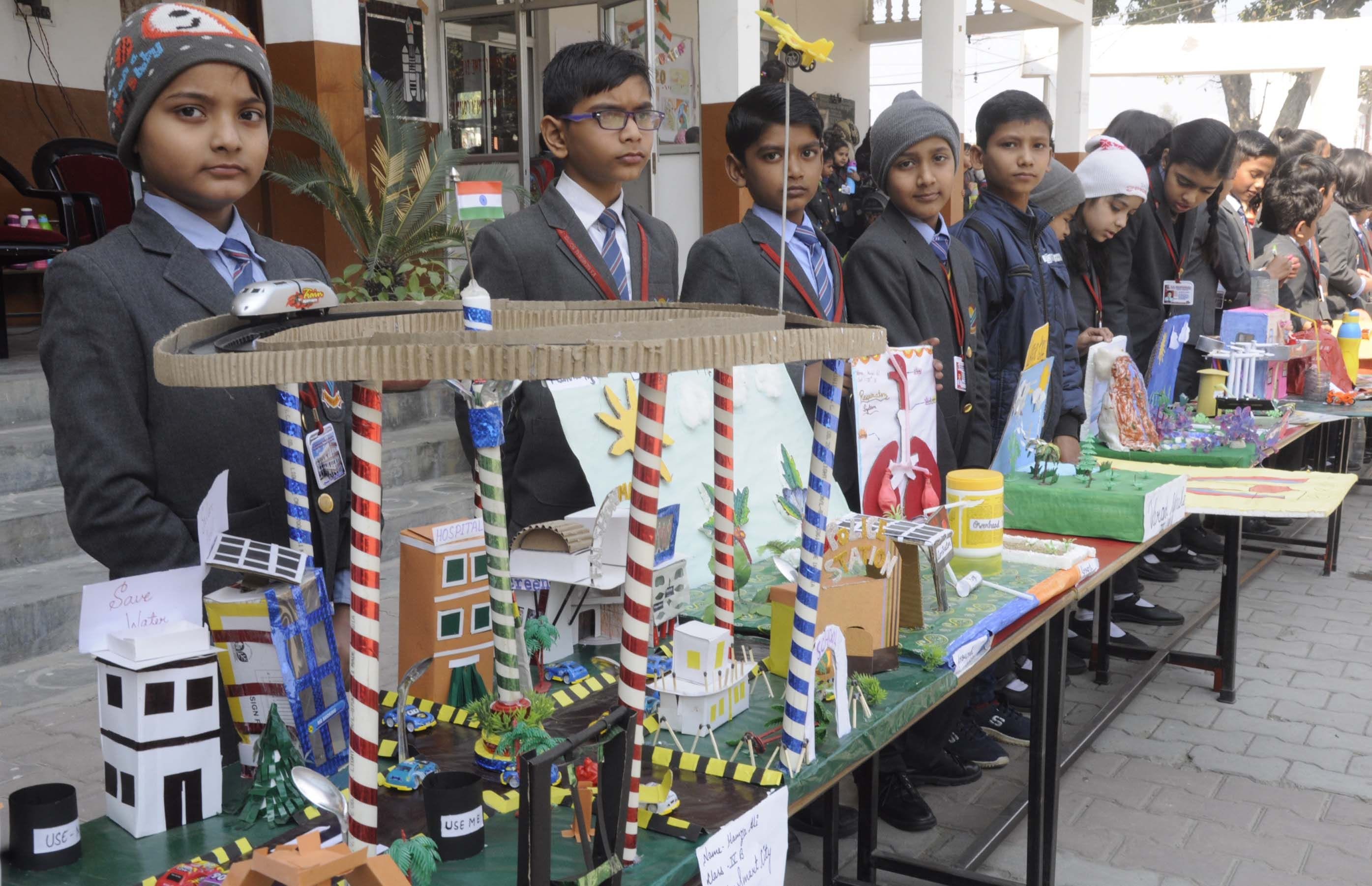 वीएस मेमोरियल पब्लिक स्कूल में आयोजित विज्ञान प्रदर्शनी में बच्चों द्वारा बनाये गये माडल।