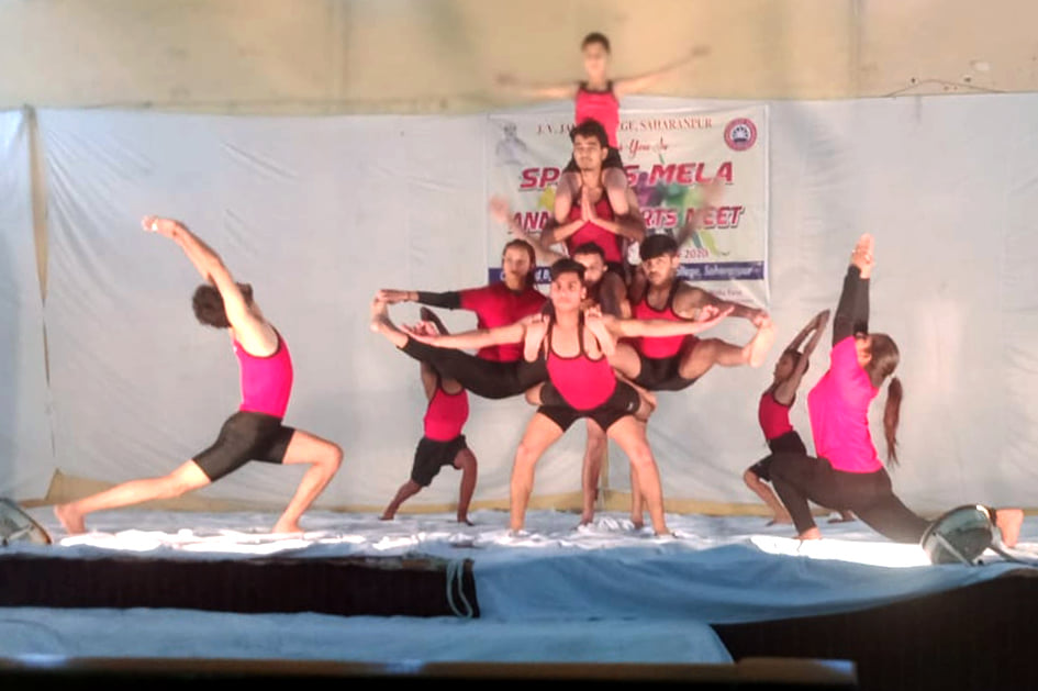 जैन डिग्री कॉलेज में योग प्रतियोगिता में भाग लेते योग छात्र छात्राएं