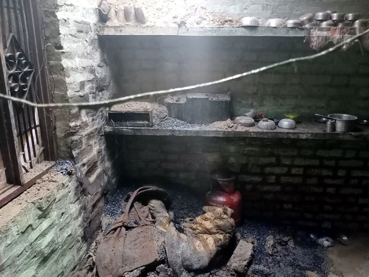 House Fire Due To Gas Cylinder Leaking - गैस सिलिंडर लीक होने से मकान में लगी  आग - Jind News