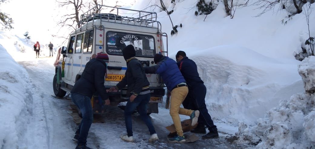 थल-मुनस्यारी सड़क में कालामुनि के पास जीप को धक्का लगाते यात्री।  संवाद