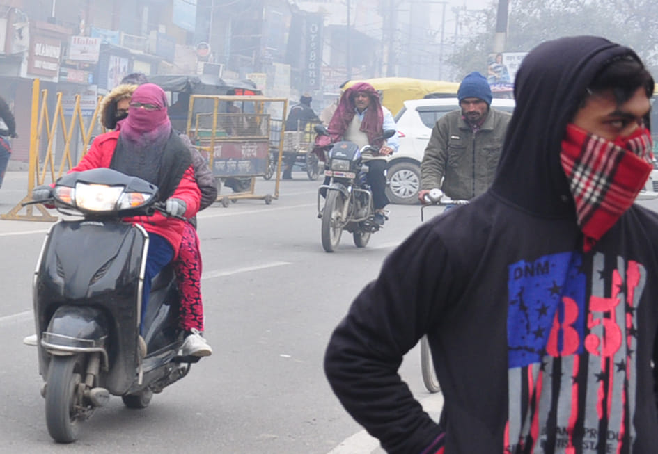 सहारनपुर में ठंड और कोहरे में जाते लोग सहारनपुर में ठंड और कोहरे में जाते लोग