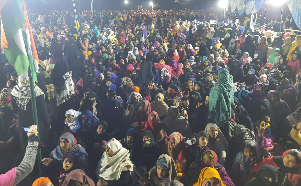 धरना प्रदर्शन में नागरिकता संशोधन कानून का विरोध करती महिलाएं