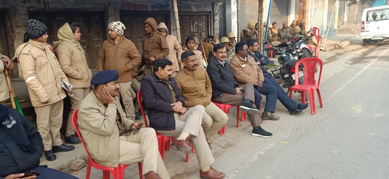बिलरियागंज में सीएए के विरोध में प्रदर्शन के दौरान पथराव के बाद बाजार में तैनात पुलिस अधिकारी। बिलरियागंज में सीएए के विरोध में प्रदर्शन के दौरान पथराव के बाद बाजार में तैनात पुलिस अधिकारी।
