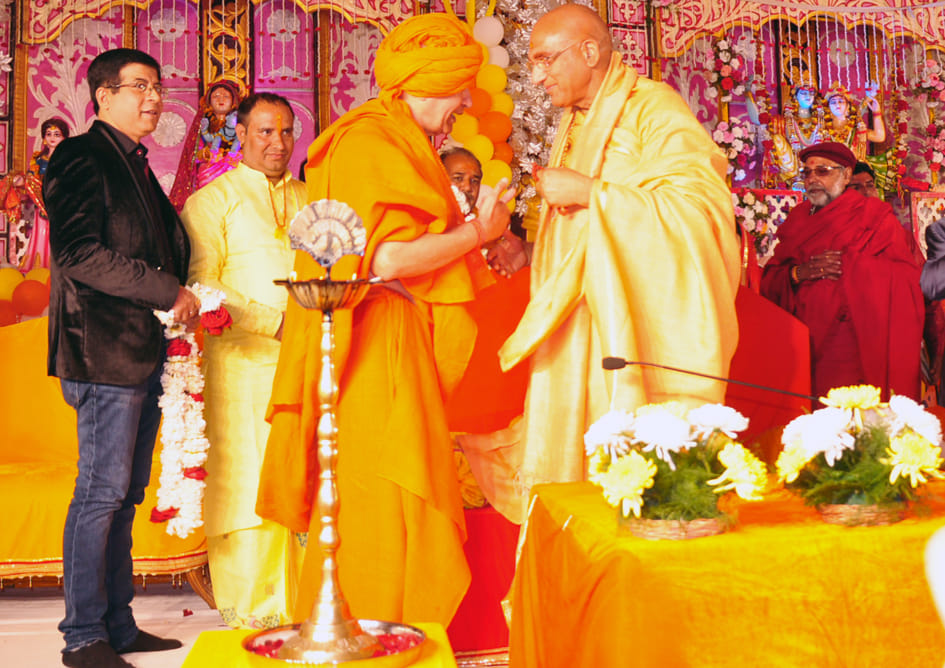 साउथ सिटी में अष्टोत्तर शत् श्रीमद भागवत कथा में स्वामी अवधेशानंद गिरी का स्वागत करते योगाचार्य