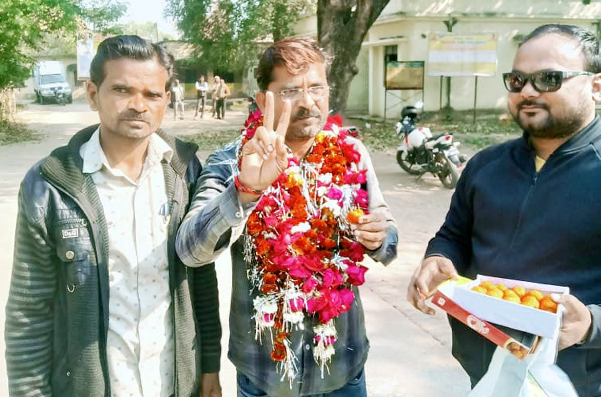 उमरिया के नवनिर्वाचित प्रधान राजेश कुमार अपने समर्थकों के साथ खुशी का इजहार करते हुए।