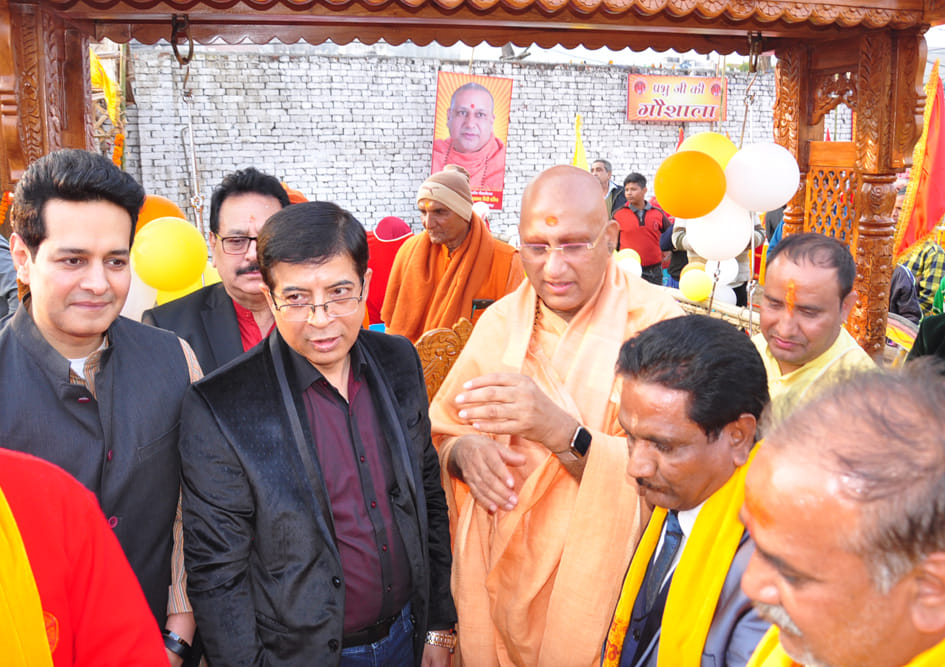 साउथ सिटी में अष्टोत्तर शत् श्रीमद भागवत कथा में यज्ञशाला का भ्रमण करते स्वामी अवधेशानंद गिरी
