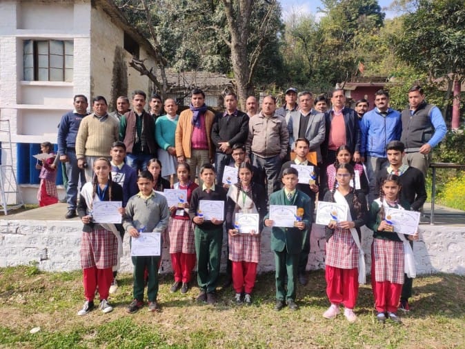 भरेड़ी में आयोजित क्लस्टर प्रश्नोत्तरी प्रतियोगिता में अव्वल रहे विद्यार्थी।