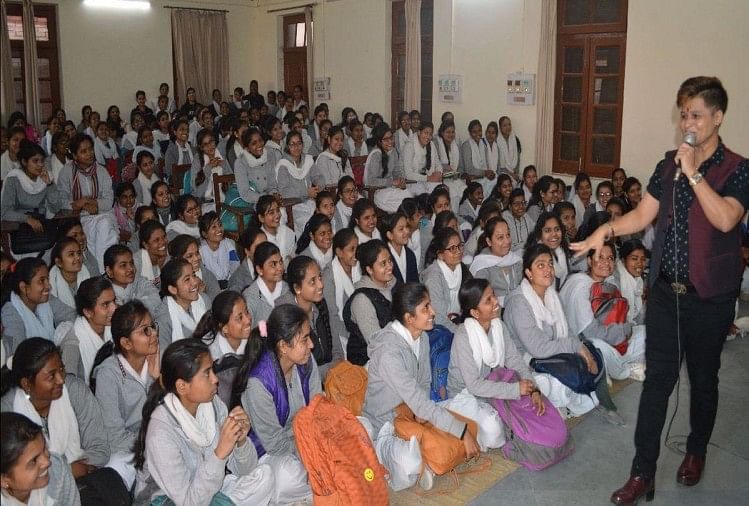 छात्राओं को संबोधित करतीं अपर्णा राजावत (फाइल)