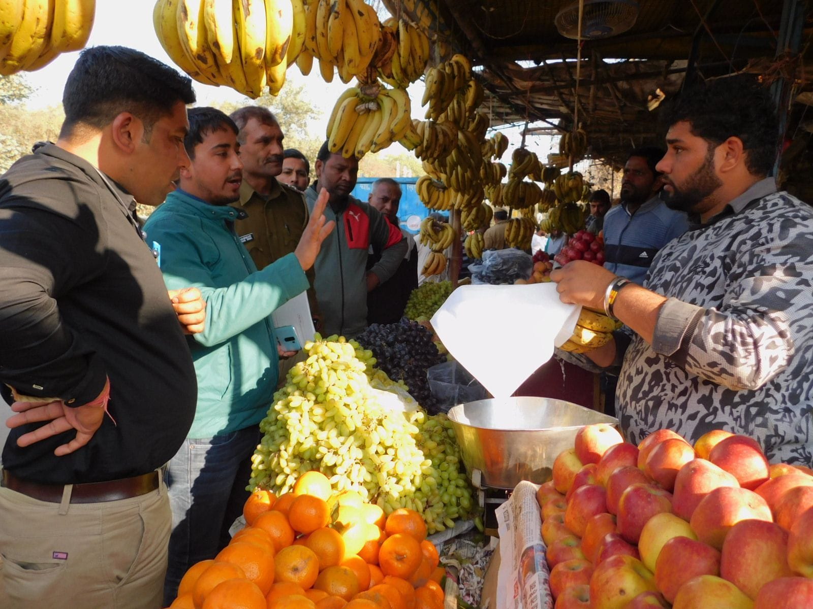 अतिक्रमण हटाओ अभियान के तहत दुकानदार को दुकान शिफ्ट करने के लिए कहता नपा जेई शाहरूख खान अतिक्रमण हटाओ अभियान के तहत दुकानदार को दुकान शिफ्ट करने के लिए कहता नपा जेई शाहरूख खान