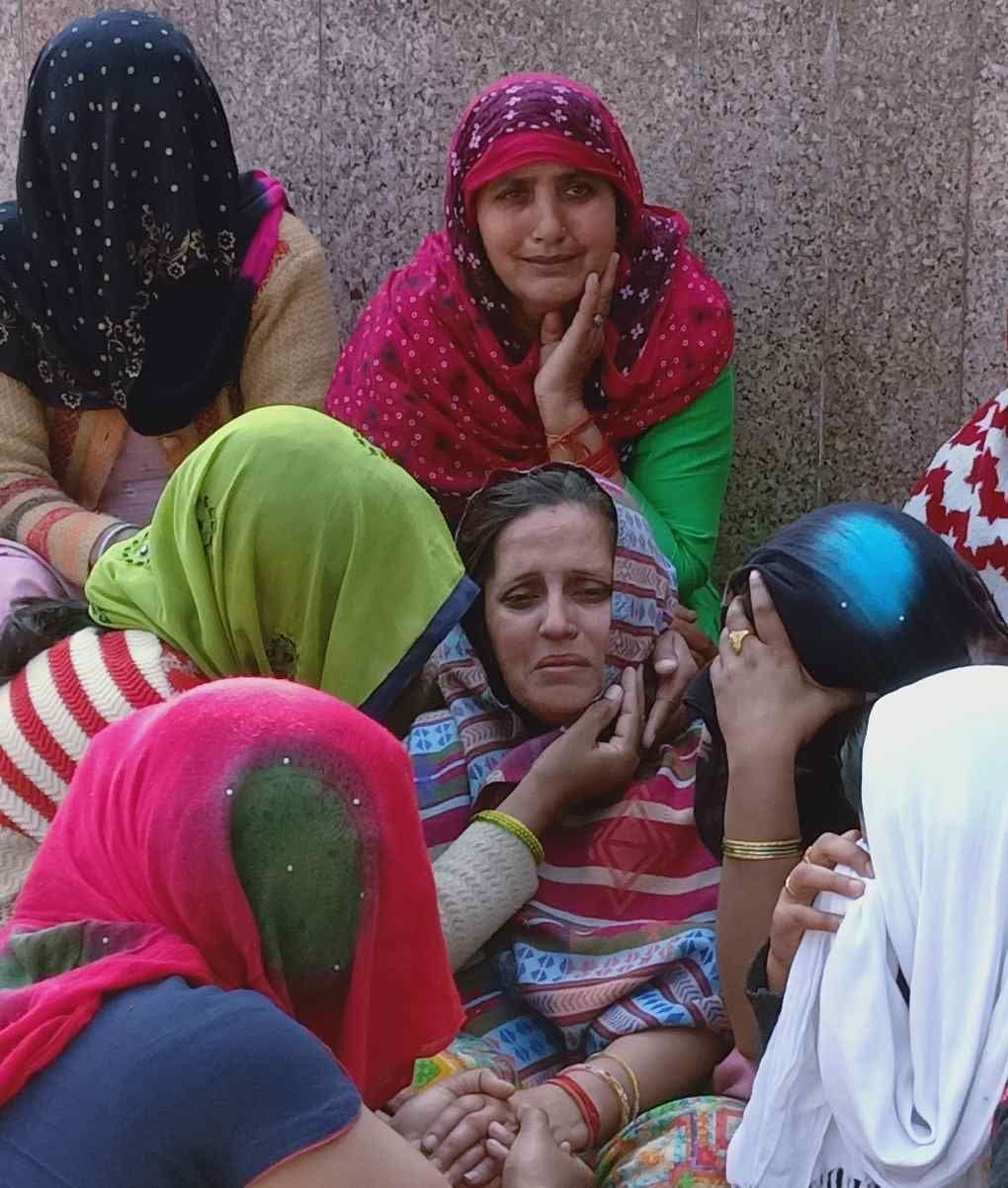 पीजीआई के ट्रामा सेंटर के बाहर गमजदा बैठी निखिल की मां कविता साथ में परिवार की अन्य महिलाएं। अमर पीजीआई के ट्रामा सेंटर के बाहर गमजदा बैठी निखिल की मां कविता साथ में परिवार की अन्य महिलाएं। अमर