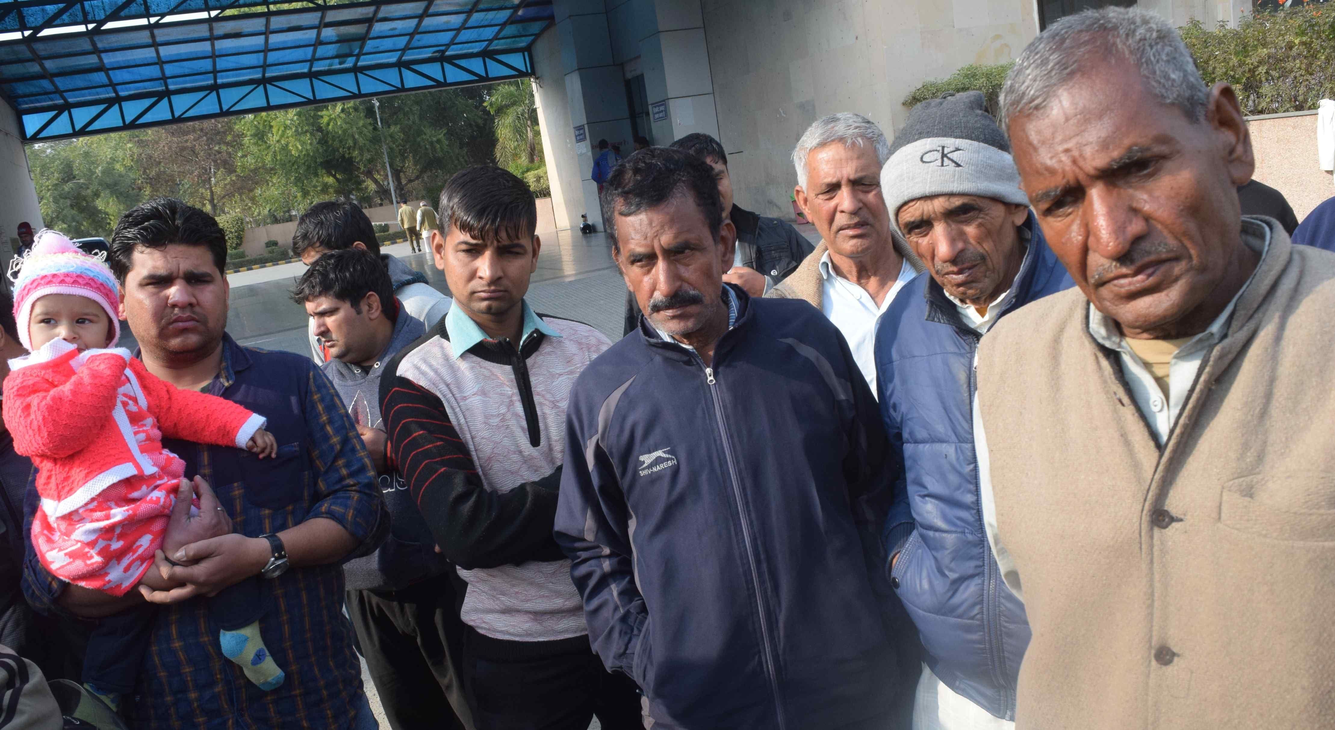 पीजीआई के ट्रामा सेंटर के बाहर निखिल की मौत की सूचना के बाद गमजदा दादा और परिवार के सदस्य।--अमर उज? पीजीआई के ट्रामा सेंटर के बाहर निखिल की मौत की सूचना के बाद गमजदा दादा और परिवार के सदस्य।--अमर उज?