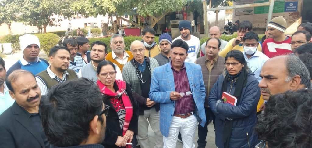अस्पताल का निरीक्षण करते हुए डॉ. डीएन बागड़ी अस्पताल का निरीक्षण करते हुए डॉ. डीएन बागड़ी
