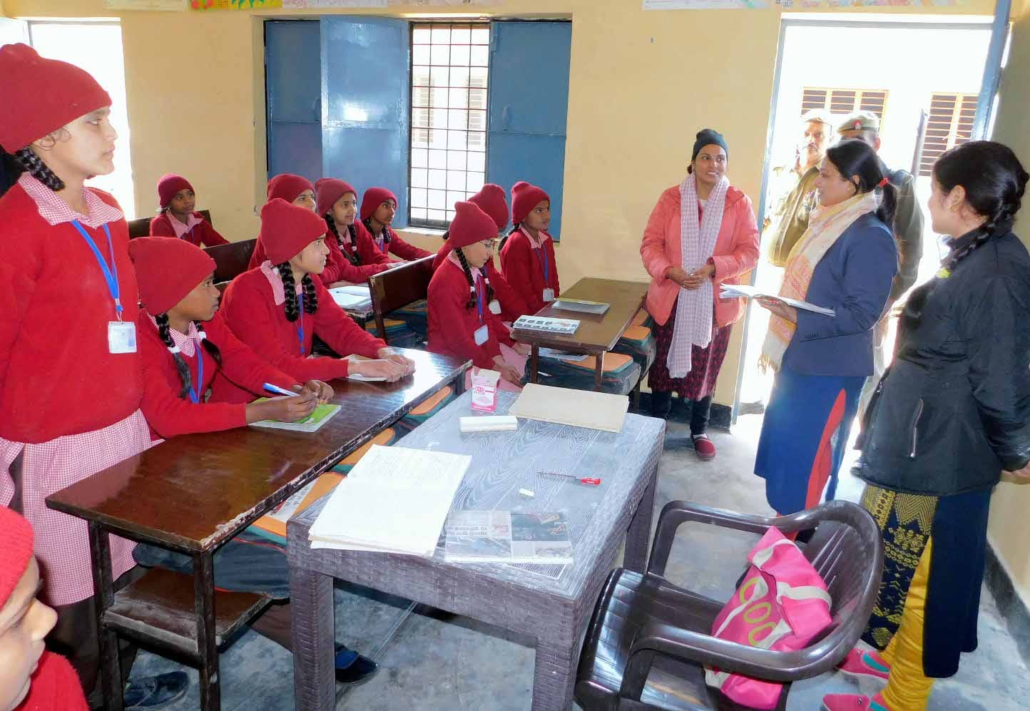 कैराना के कस्तूरबा गांधी बालिका विद्यालय में छात्राओं से प्रश्न पूछतीं एसडीएम मणि अरोरा।