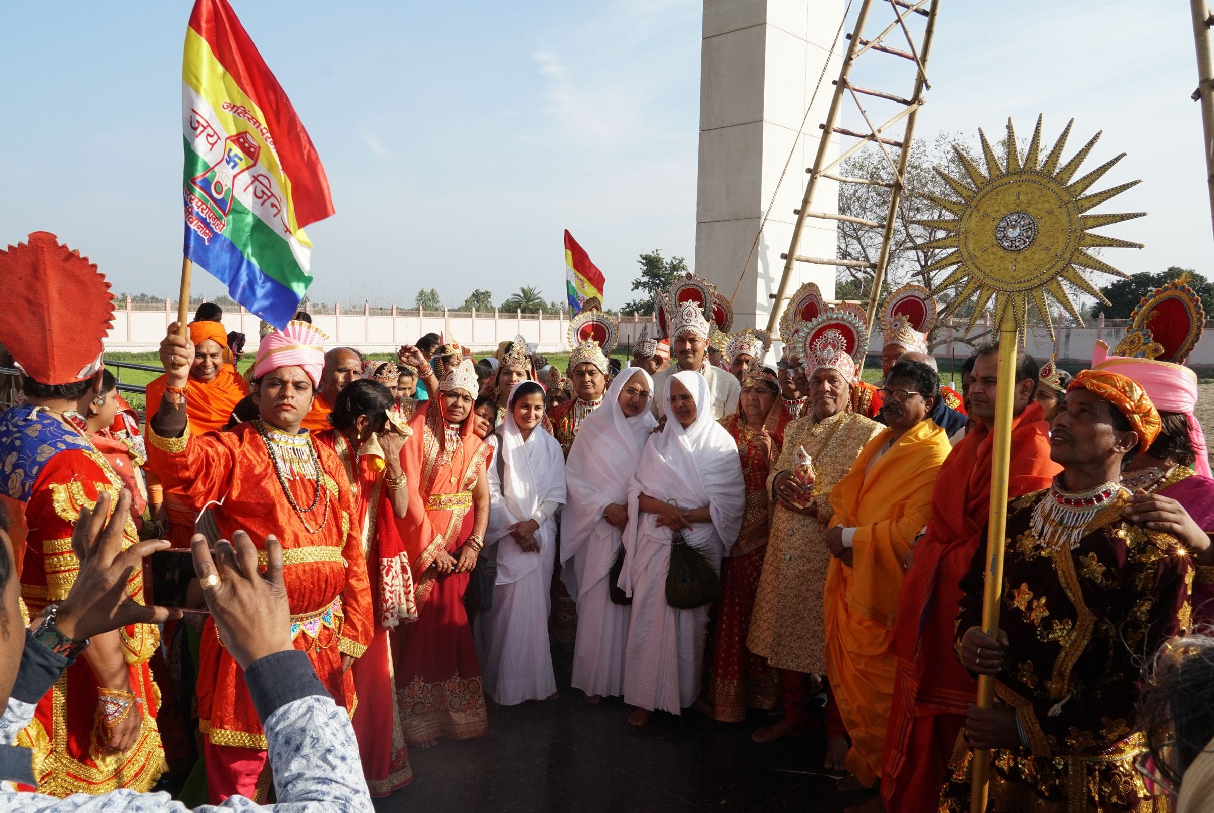 जम्बूद्वीप में चक्रयात्रा में शामिल पूज्य माताजी ससंघ। 