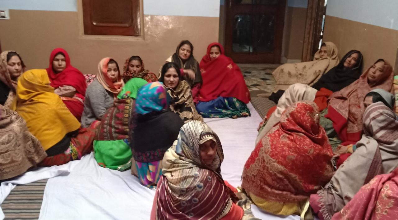 रामपुर मनिहारान में मृतक दंपति के घर पर गम जदा बैठी महिलाएं रामपुर मनिहारान में मृतक दंपति के घर पर गम जदा बैठी महिलाएं