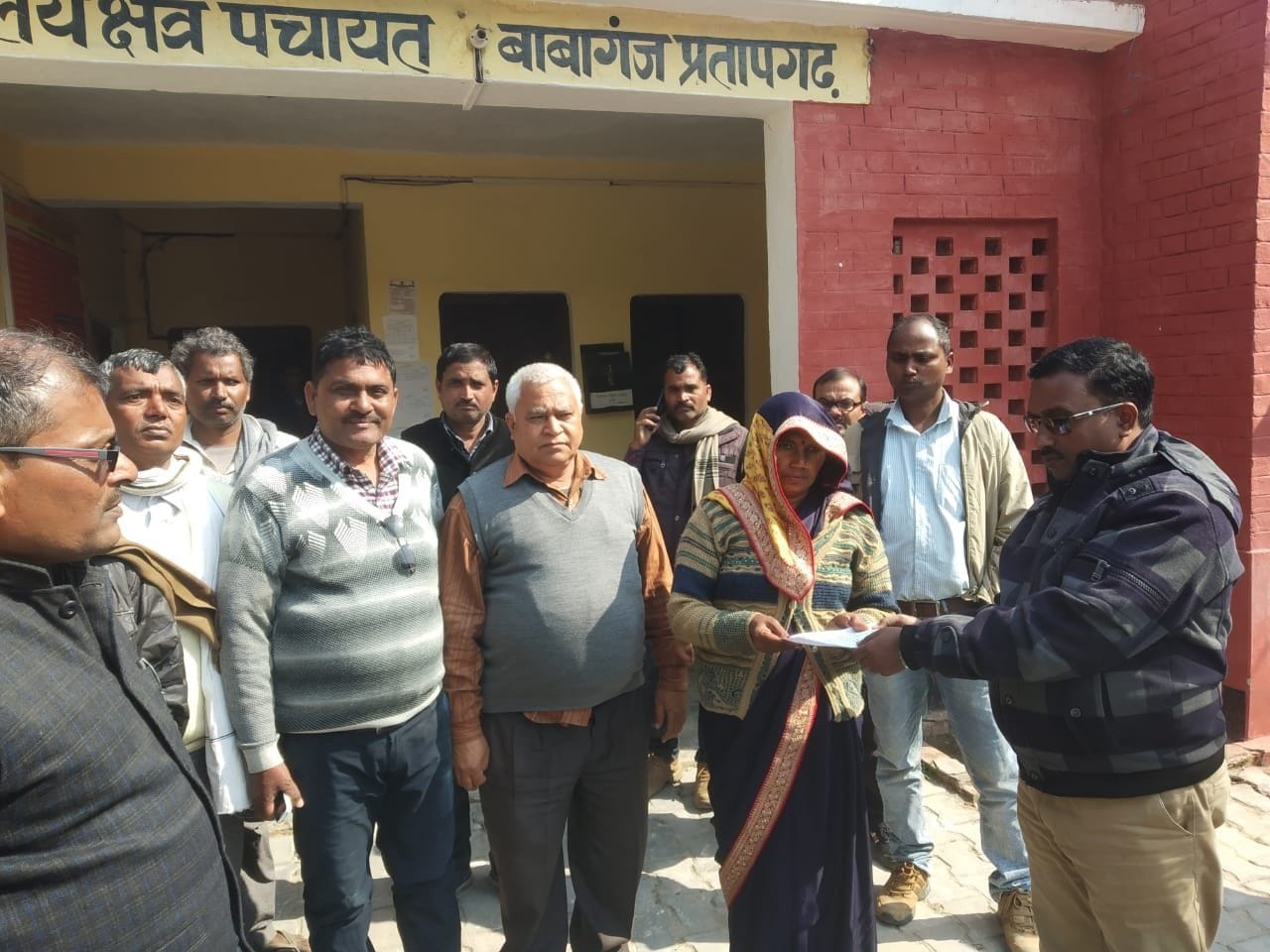 बाबागंज ब्लाक में विजयी प्रत्याशी लालती देवी को प्रमाणपत्र देते आरओ व एआरओ। बाबागंज ब्लाक में विजयी प्रत्याशी लालती देवी को प्रमाणपत्र देते आरओ व एआरओ।
