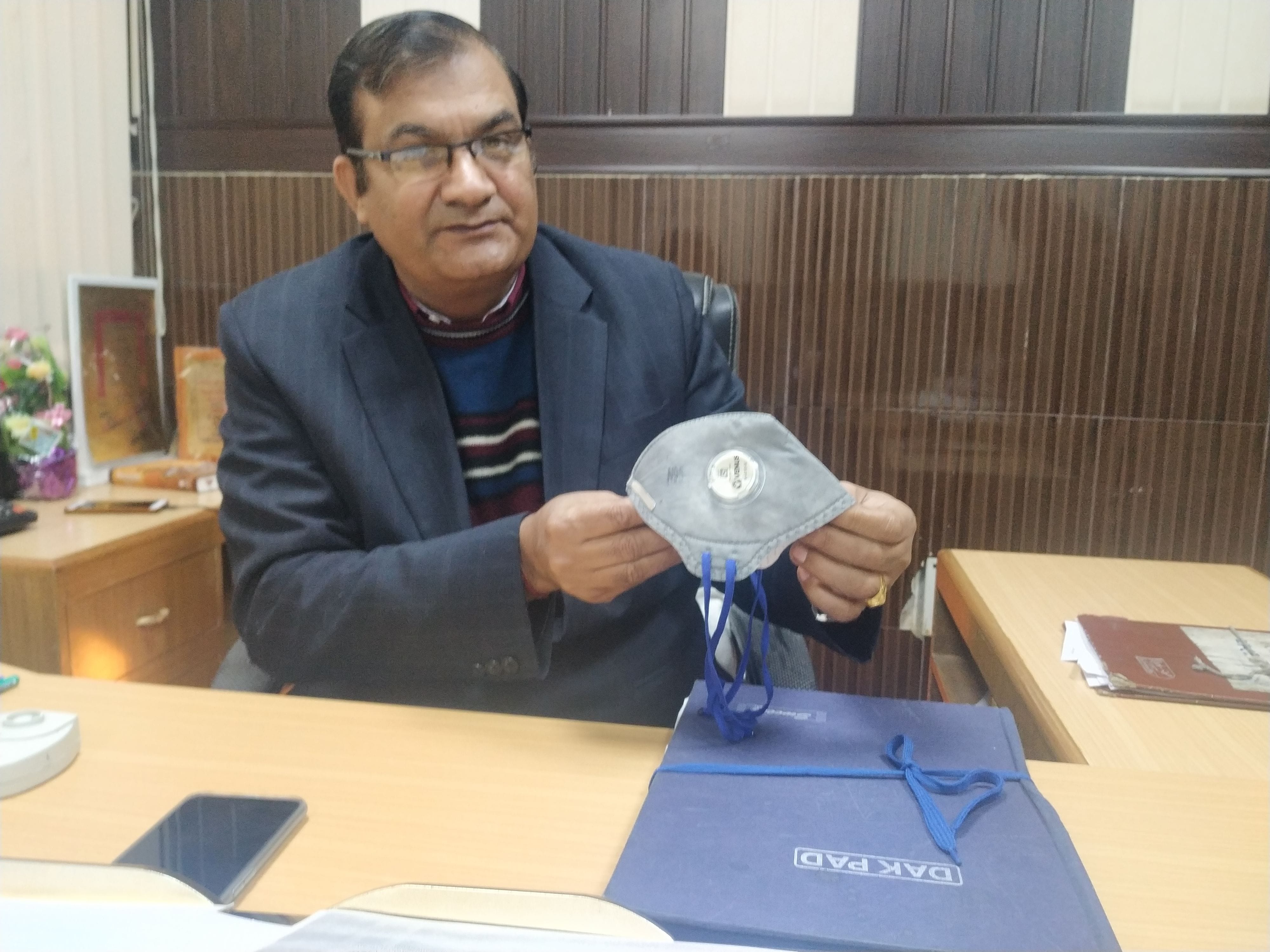 सिविल अस्पताल में उपलब्ध एन 95 मास्क को दिखाते सिविल सर्जन डॉ. जयभगवान जटान। सिविल अस्पताल में उपलब्ध एन 95 मास्क को दिखाते सिविल सर्जन डॉ. जयभगवान जटान।