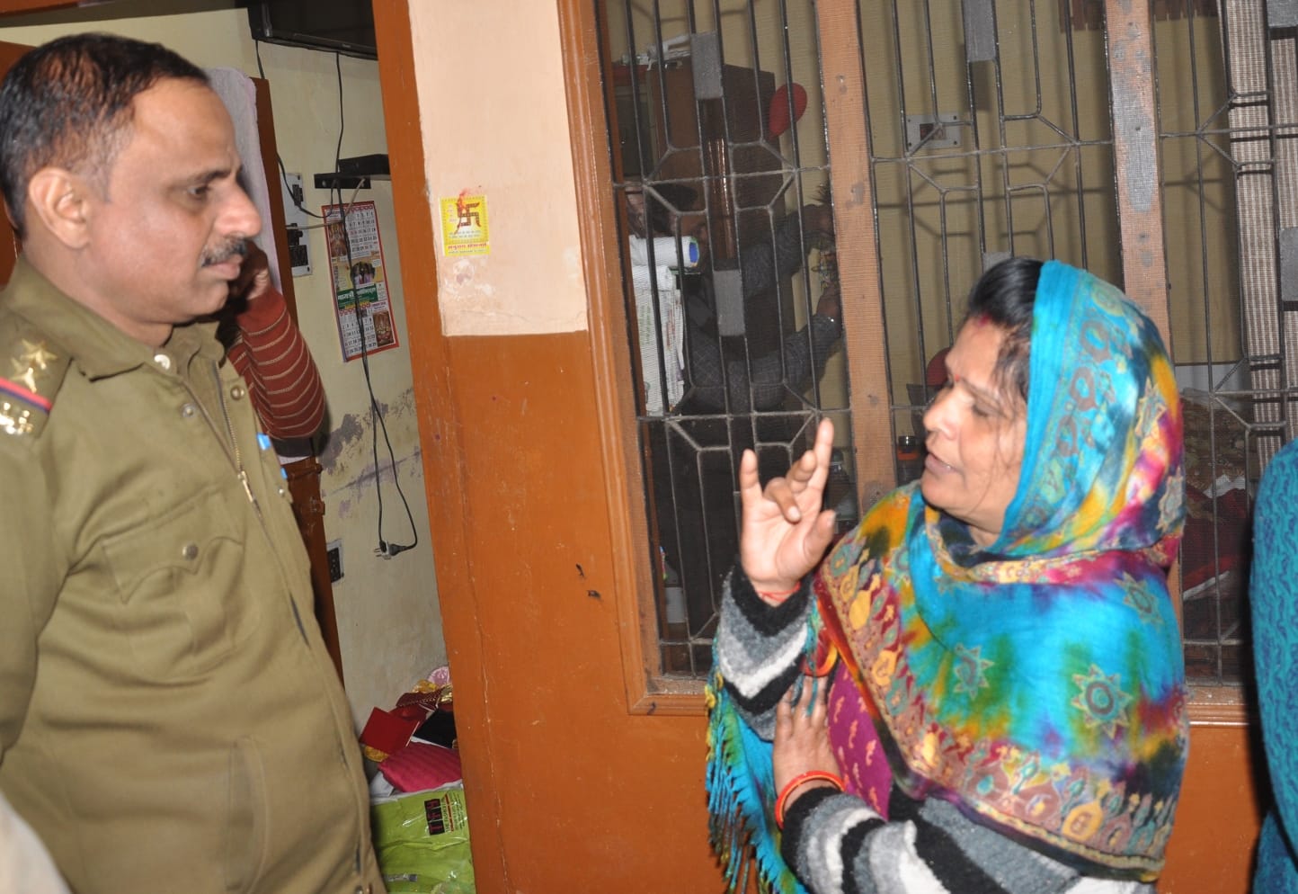 शामली के विवेक विहार में चोरी की घटना के बारे में महिला से जानकारी लेते पुलिसकर्मी। शामली के विवेक विहार में चोरी की घटना के बारे में महिला से जानकारी लेते पुलिसकर्मी।