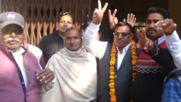 कुशावली के ग्राम प्रधान निर्वाचित हुए हेमचंद राणा का माला पहनाकर स्वागत करते लोग। कुशावली के ग्राम प्रधान निर्वाचित हुए हेमचंद राणा का माला पहनाकर स्वागत करते लोग।