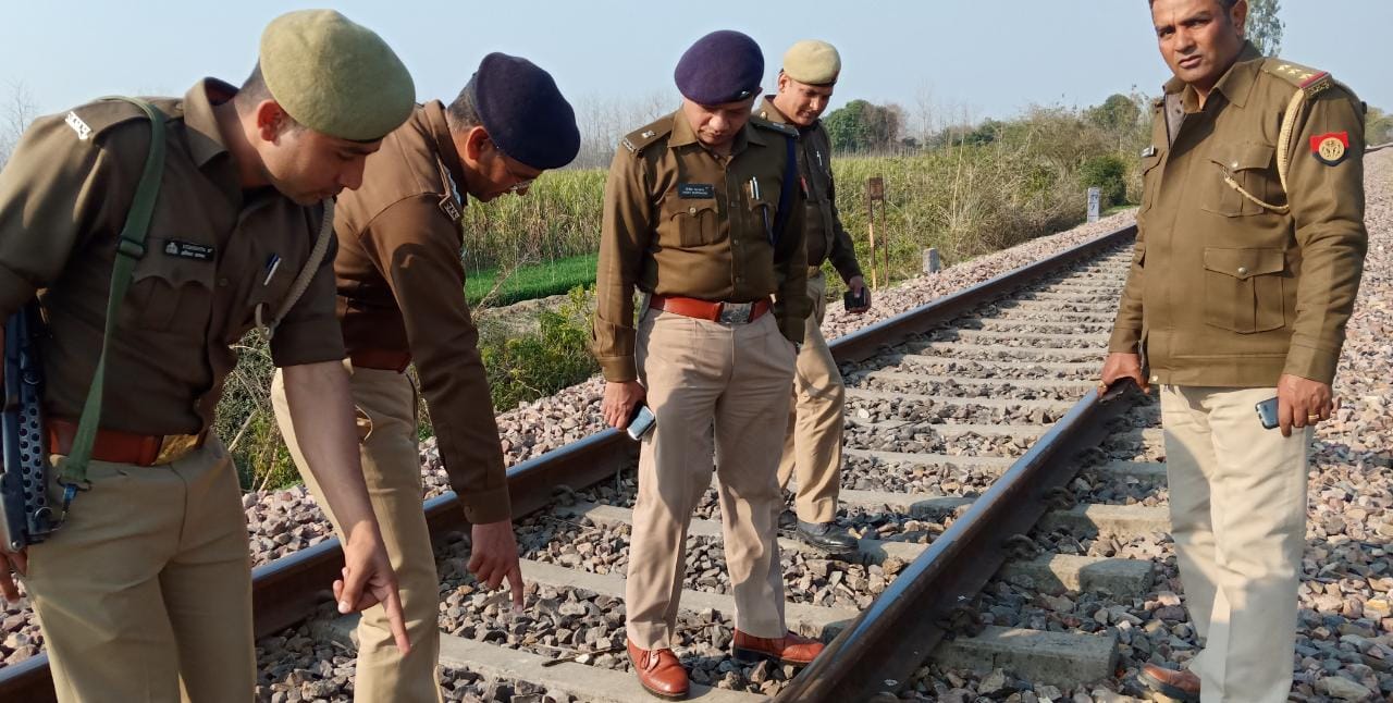 रामपुर मनिहारान में रेलवे ट्रेक पर घटना की जांच करते एसपी सिटी विनीत भटनागर
