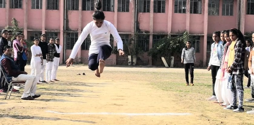 कांधला राजकीय महिला महाविद्यालय में आयोजित क्रीडा प्रतियोगिता में भाग लेती छात्रा कांधला राजकीय महिला महाविद्यालय में आयोजित क्रीडा प्रतियोगिता में भाग लेती छात्रा