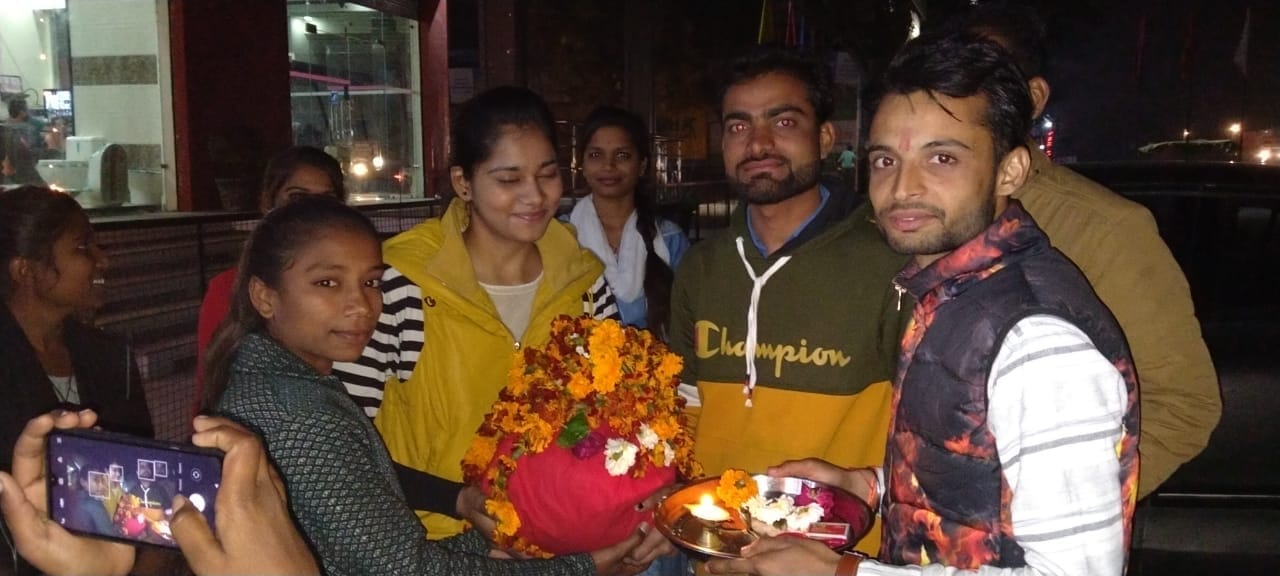 कलश यात्रा का स्वागत करते विद्यार्थी परिषद के सदस्य