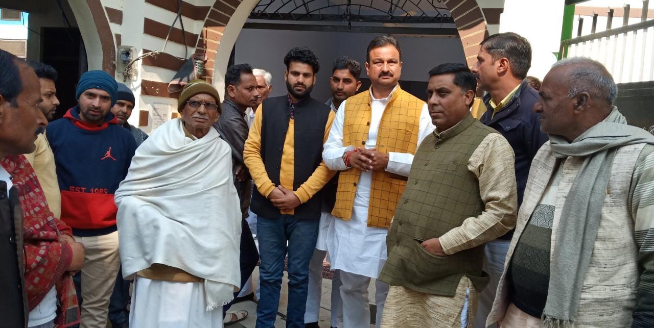 रामपुर मनिहारान में मृतक दंपति के परिजनों से मिलने पहुंचे विधायक देवेंद्र निम। रामपुर मनिहारान में मृतक दंपति के परिजनों से मिलने पहुंचे विधायक देवेंद्र निम।