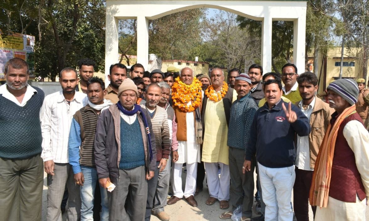 लालगंज विकास खंड में पंचायत उप चुनाव में नव निर्वाचित प्रधान समर्थकों के साथ। लालगंज विकास खंड में पंचायत उप चुनाव में नव निर्वाचित प्रधान समर्थकों के साथ।