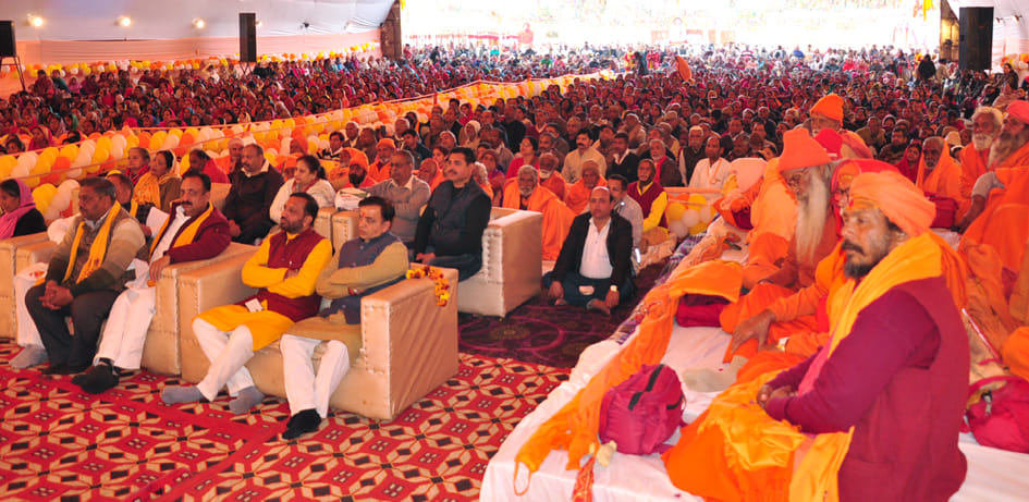 साऊथ सिटी मैदान पर प्रभु जी का परिवार की ओर से आयोजित श्रीमद्भागवत कथा सुनते श्रद्घालु और दंडी स् साऊथ सिटी मैदान पर प्रभु जी का परिवार की ओर से आयोजित श्रीमद्भागवत कथा सुनते श्रद्घालु और दंडी स्