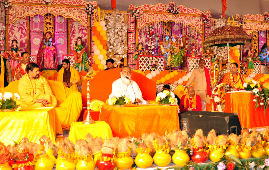साऊथ सिटी मैदान पर प्रभु जी का परिवार की ओर से आयोजित श्रीमद् भागवत कथा के दौरान मंच पर विराजमान क? साऊथ सिटी मैदान पर प्रभु जी का परिवार की ओर से आयोजित श्रीमद् भागवत कथा के दौरान मंच पर विराजमान क?
