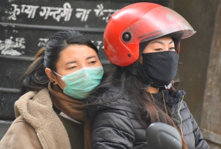 मास्क लगाकर लोग