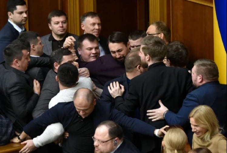 यूक्रेन की संसद में जमकर हुई हाथापाई