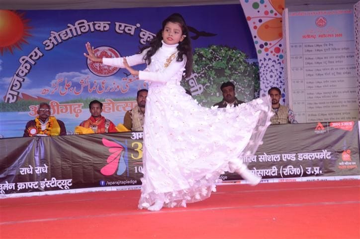 मेरे पापा गीत पर प्रस्तुति देतीं परी शर्मा। मेरे पापा गीत पर प्रस्तुति देतीं परी शर्मा।