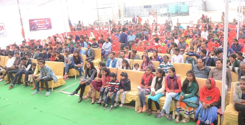 मौजूद भीड़। मौजूद भीड़।