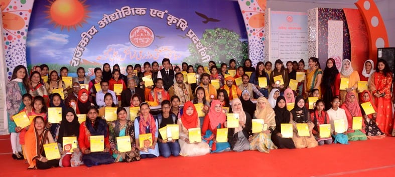 अतिथि द्वारा सम्मानित छात्राएं। अतिथि द्वारा सम्मानित छात्राएं।