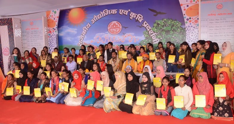 अतिथि द्वारा सम्मानित छात्राएं। अतिथि द्वारा सम्मानित छात्राएं।