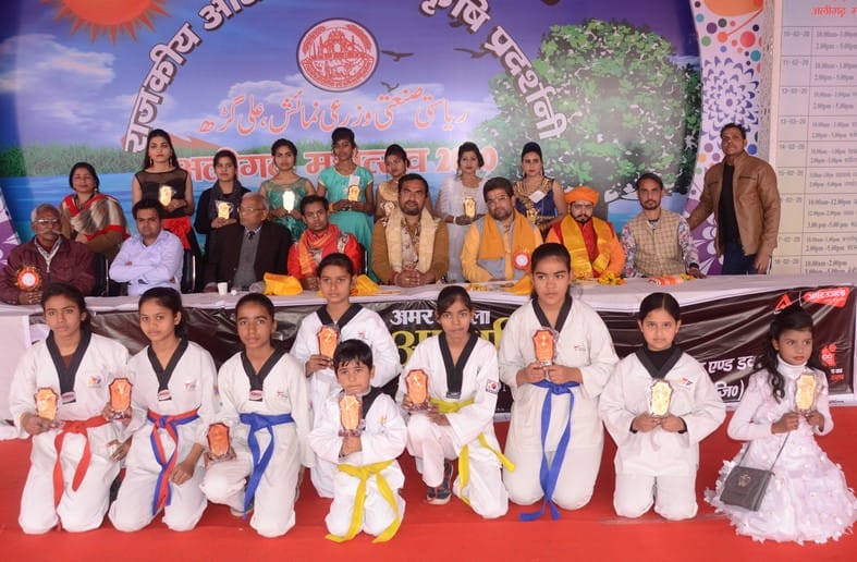 अतिथि द्वारा सम्मानित छात्र छात्राएं। अतिथि द्वारा सम्मानित छात्र छात्राएं।