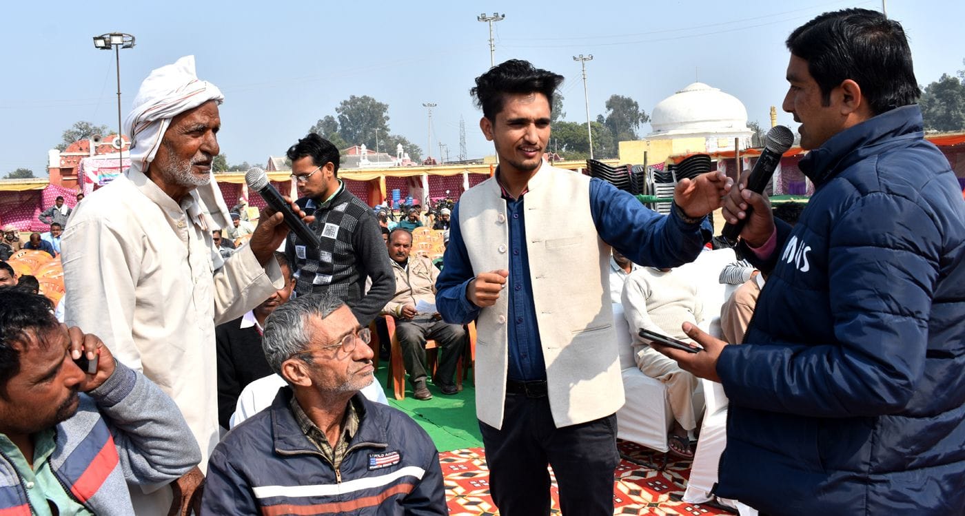 अमर उजाला विशाल किसान मेले में किसानों से सवाल पूछंते गौरव कुमार। अमर उजाला विशाल किसान मेले में किसानों से सवाल पूछंते गौरव कुमार।