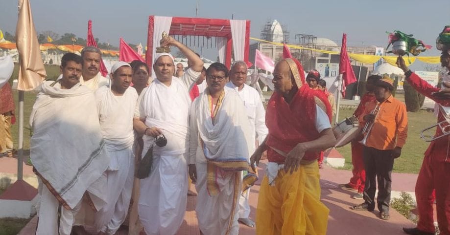 भगवान को आहार के लिए ले जाते हुए प्रतिष्ठाचार्य पं. विजय कुमार जैन। भगवान को आहार के लिए ले जाते हुए प्रतिष्ठाचार्य पं. विजय कुमार जैन।