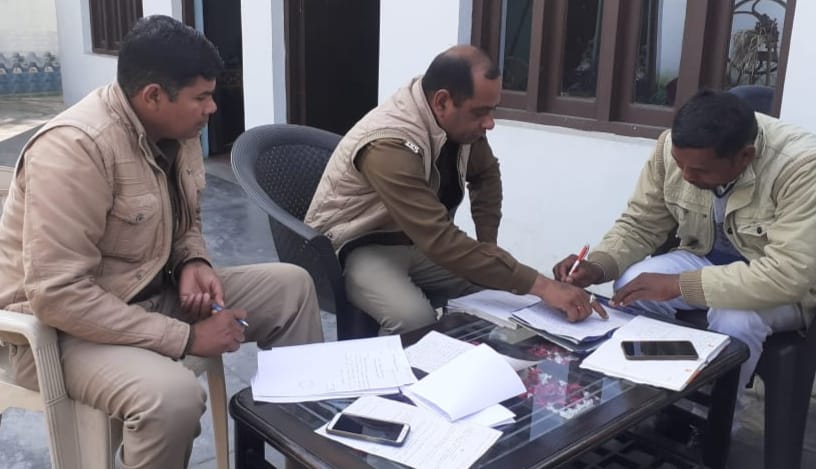 बेहट के गांव बादलपुर में हादसे के बाद जांच करती पुलिस। बेहट के गांव बादलपुर में हादसे के बाद जांच करती पुलिस।
