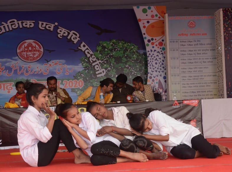 बेटी बचाओ बेटी पढ़ाओं का संदेश देती ऋचा, काजल, संजना, अंजलि। बेटी बचाओ बेटी पढ़ाओं का संदेश देती ऋचा, काजल, संजना, अंजलि।