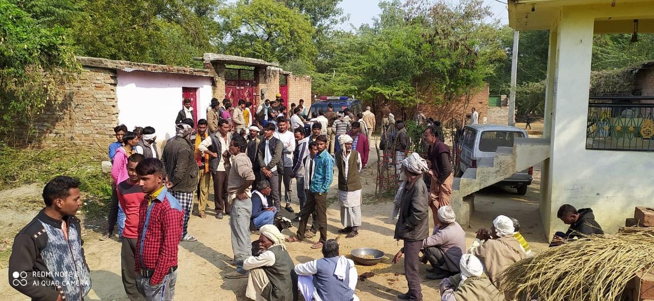 मृतक राम प्रसाद के घर के बाहर लगी भीड़ मृतक राम प्रसाद के घर के बाहर लगी भीड़