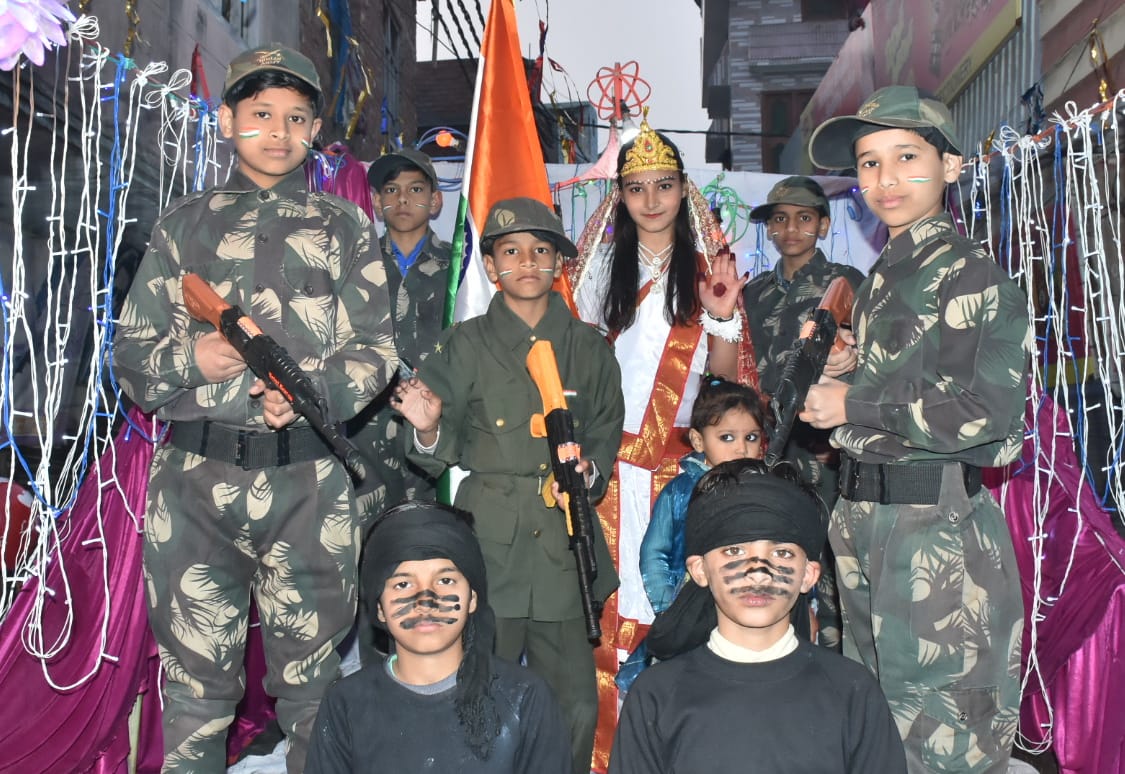 मनमोहक वेशभूषा में सजे बच्चे