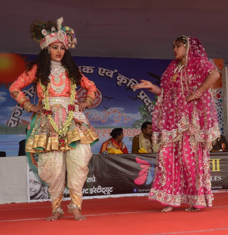 तेरी मेरी कट्टी है जाएगी भजन पर प्रस्तुति देती मानवी व संध्या। तेरी मेरी कट्टी है जाएगी भजन पर प्रस्तुति देती मानवी व संध्या।