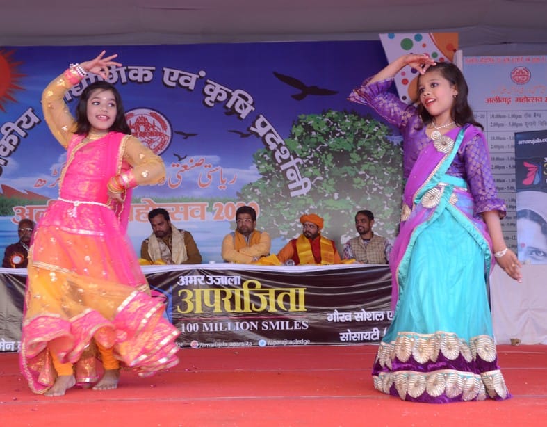 चूंदरी जयपुर से मंगवाई गाने पर डांस करती नैना अग्रवाल, श्रद्धा। चूंदरी जयपुर से मंगवाई गाने पर डांस करती नैना अग्रवाल, श्रद्धा।