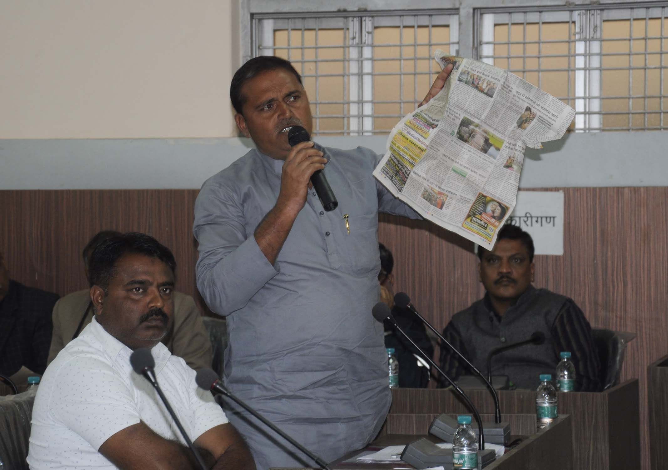 जिला पंचायत सभागार में बोर्ड की बैठक में अमर उजाला में छपे बुढ़ौरा नाले के टूटे पुल को दिखाते जिल? जिला पंचायत सभागार में बोर्ड की बैठक में अमर उजाला में छपे बुढ़ौरा नाले के टूटे पुल को दिखाते जिल?