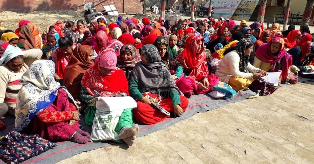 थानाभवन खंड विकास कार्यालय में बैठी स्वयं सहायता समूह की महिलाएं थानाभवन खंड विकास कार्यालय में बैठी स्वयं सहायता समूह की महिलाएं