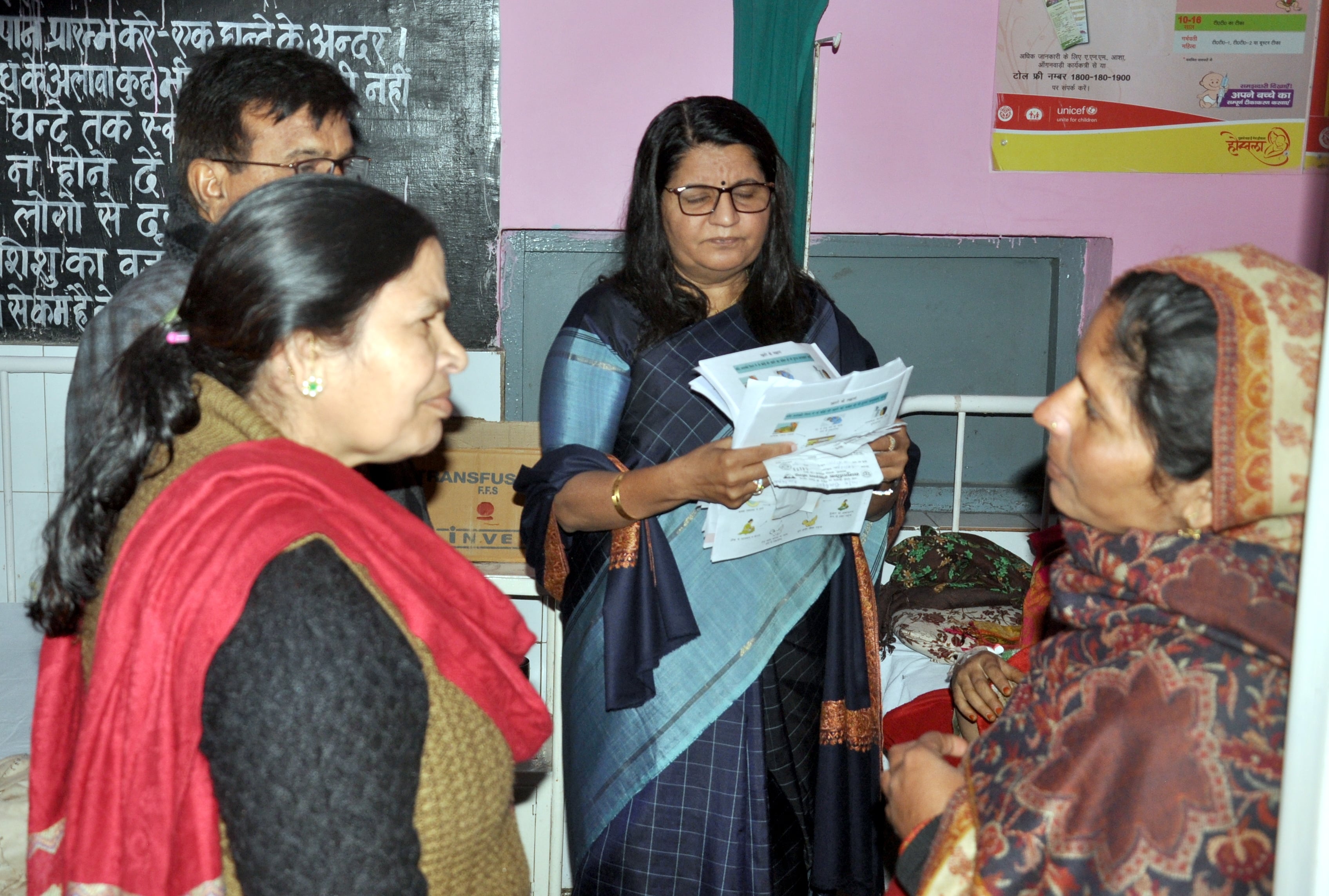 शामली सीएचसी में निरिक्षण के दौरान  वार्ड में महिला चिकित्सक से जानकारी लेती महिला आयोग की सदस्य