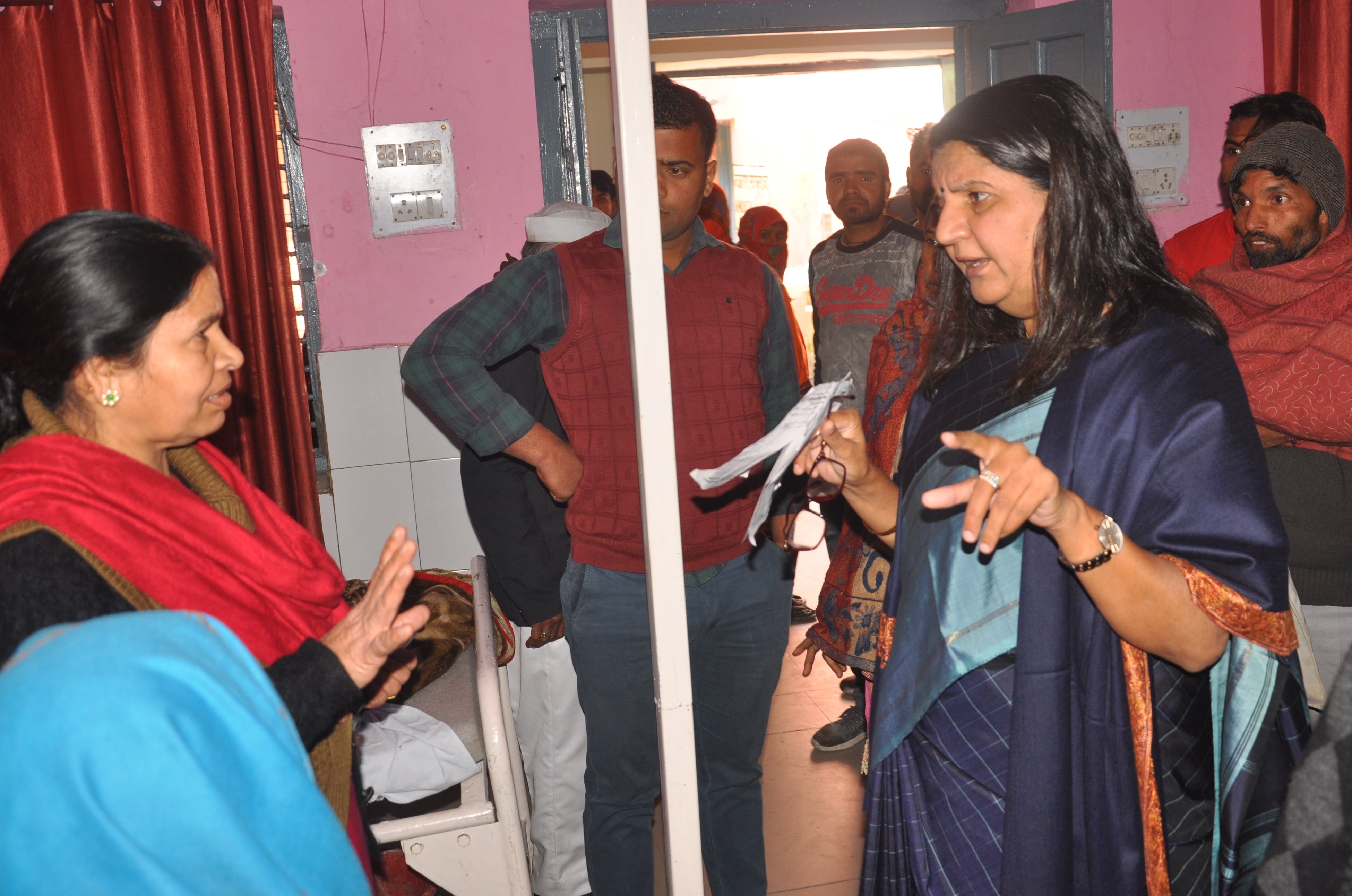 शामली सीएचसी में निरिक्षण के दौरान  वार्ड में महिला चिकित्सक से जानकारी लेती महिला आयोग की सदस्य