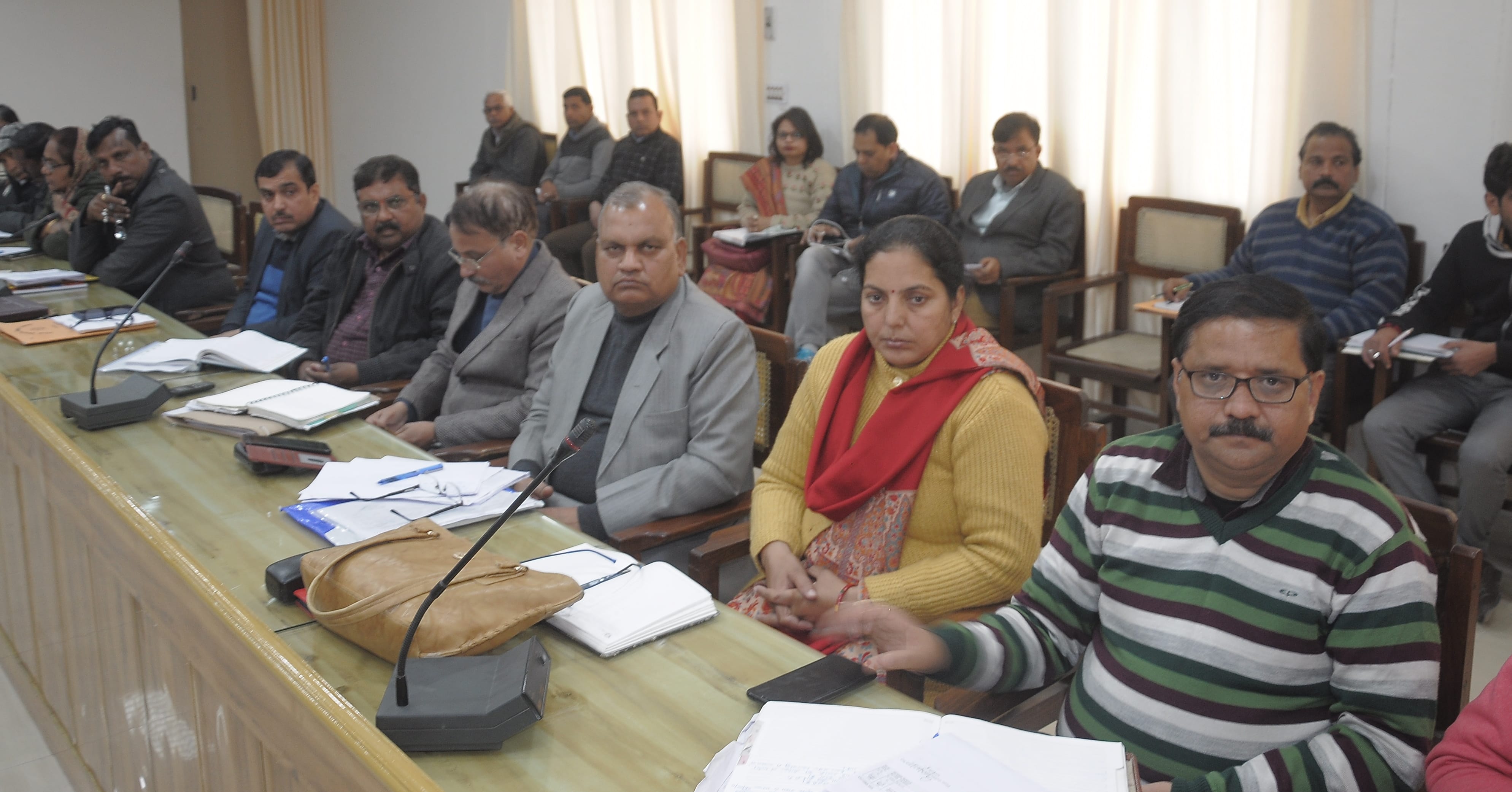 शामली कलेक्ट्रेट सभागर में आयोजित बैठक में भाग लेते अधिकारी शामली कलेक्ट्रेट सभागर में आयोजित बैठक में भाग लेते अधिकारी